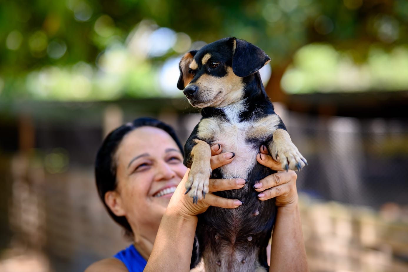 Simara Rodrigues com filhote resgatado